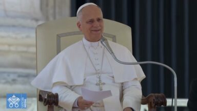 Papa lembra que educar é também formar o coração