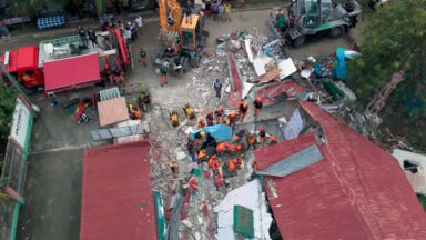 Drone mostra equipes de resgate nas Filipinas após forte terremoto