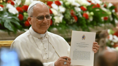 Papa: educar é promover dignidade e confiança num mundo em conflito