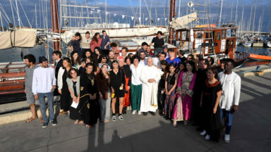 Papa saúda jovens em navio: vocês são esperança para o mundo