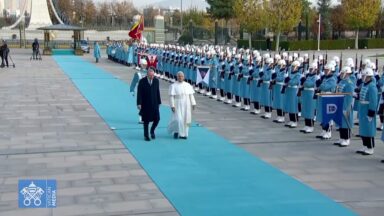 Papa Leão XIV inicia primeira viagem internacional com visita à Turquia