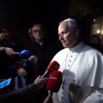 Papa conversa com jornalistas na saída de Castel Gandolfo
