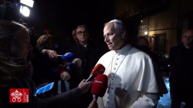 Papa conversa com jornalistas na saída de Castel Gandolfo