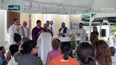Em Recife, centenas de féis participam da Missa de Finados