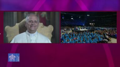 Papa Leão XIV conversa com milhares de jovens americanos