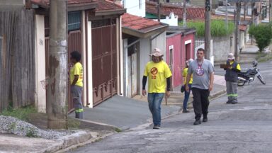 Agentes epidemiológicos conscientizam moradores sobre a dengue