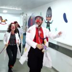 Voluntários usam arte e sorriso para levar força a pacientes e famílias