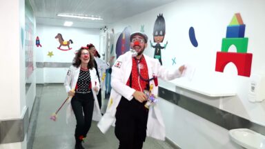 Voluntários usam arte e sorriso para levar força a pacientes e famílias