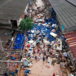 Enchentes na Indonésia deixam população sem comida e eletricidade
