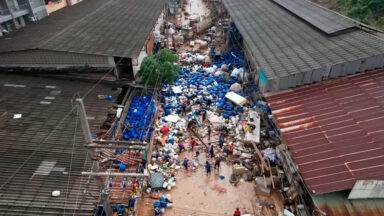 Enchentes na Indonésia deixam população sem comida e eletricidade