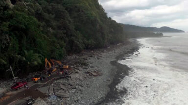 Drone mostra estrada nas Filipinas reduzida a escombros por tufão