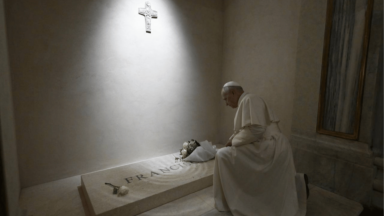 Leão XIV reza diante do túmulo do Papa Francisco