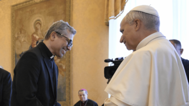 “O amor abre nossos olhos para as feridas dos outros”, afirma Papa