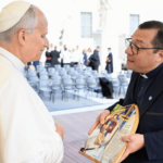 Padre Wagner Ferreira, presidente da Canção Nova, saúda o Papa