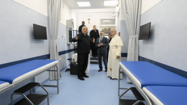 Papa inaugura ambulatório destinado aos pobres no Vaticano