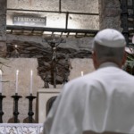 Leão XIV reza diante do túmulo de São Francisco de Assis