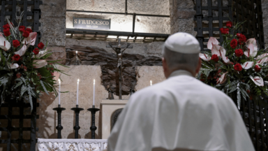 Leão XIV reza diante do túmulo de São Francisco de Assis