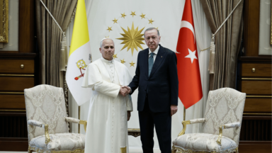 Em encontro privado, Papa presenteia presidente da Turquia