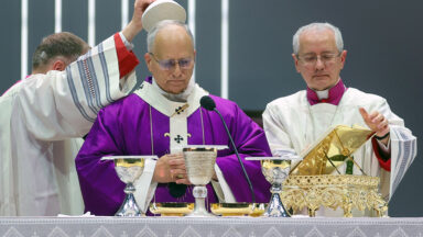 Mantenhamos os olhos fixos para caminharmos juntos, afirma o Papa