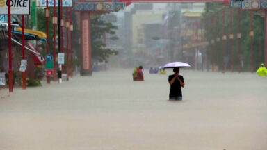 Inundações no sul da Tailândia deixam moradores ilhados