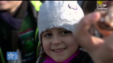 Papa reza Angelus e abençoa imagens trazidas por crianças