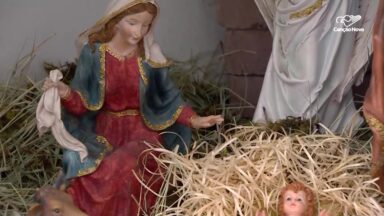 Exposição gratuita em BH reúne presépios e estandartes feitos à mão