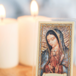 Imagem de Nossa Senhora de Guadalupe diante de velas acesas