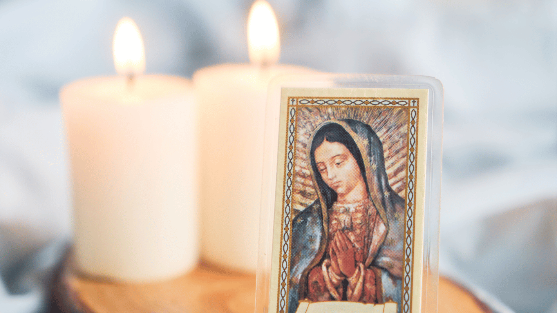 Nossa Senhora de Guadalupe Imagem de Nossa Senhora de Guadalupe diante de velas acesas