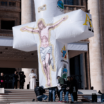 Brasileiro apresenta balão em forma de cruz ao Papa no Vaticano