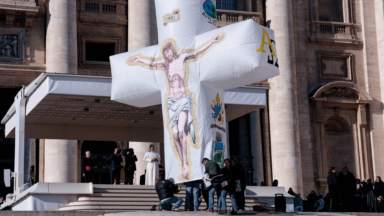 Brasileiro apresenta balão em forma de cruz ao Papa no Vaticano