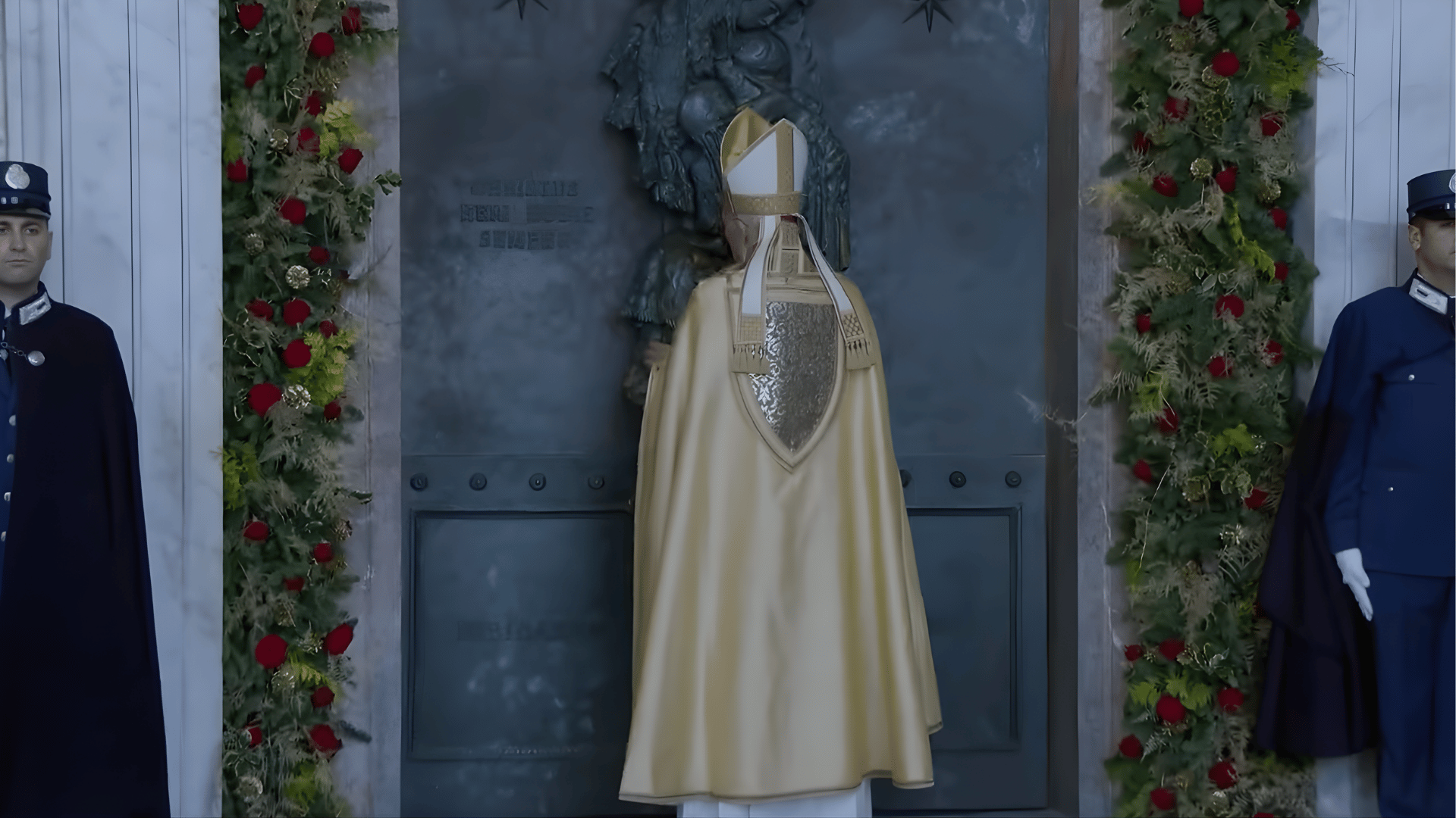 O Cardeal Baldassare Reina aparece na imagem em pé, com veste litúrgica, fechando a Porta Santa da Basílica de São João de Latrão