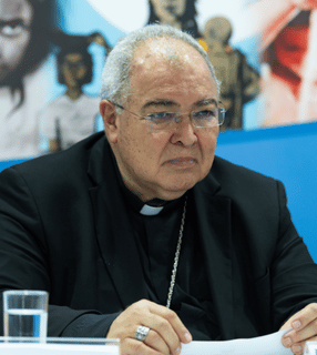 O Cardeal Orani Tempesta aparece sentado, com o olhar voltado para frente