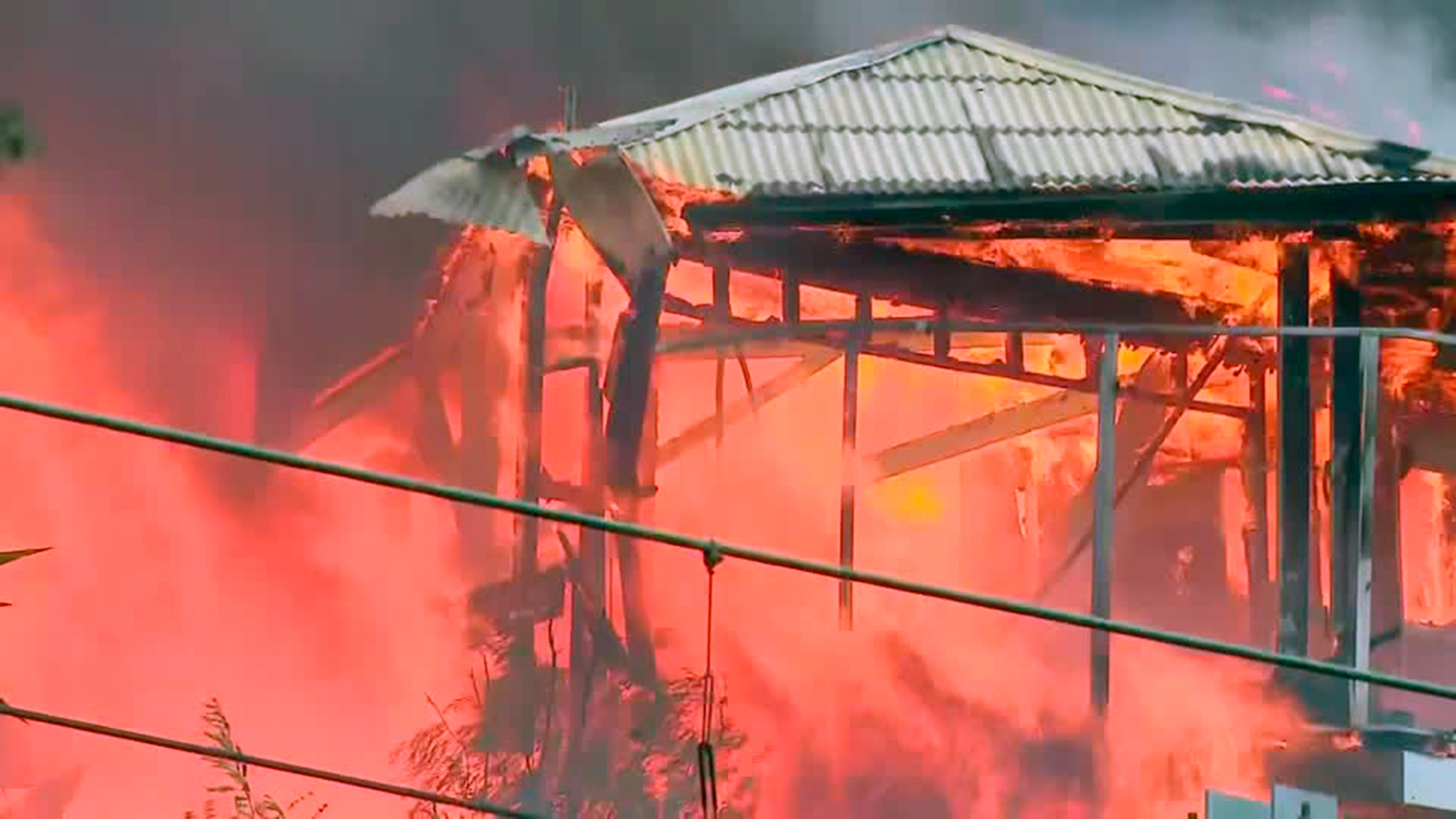 Labaredas intensas de fogo consomem uma casa na Austrália