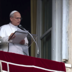 O Papa Leão XIV aparece com suas habituais vestes brancas na janela do palácio apostólico