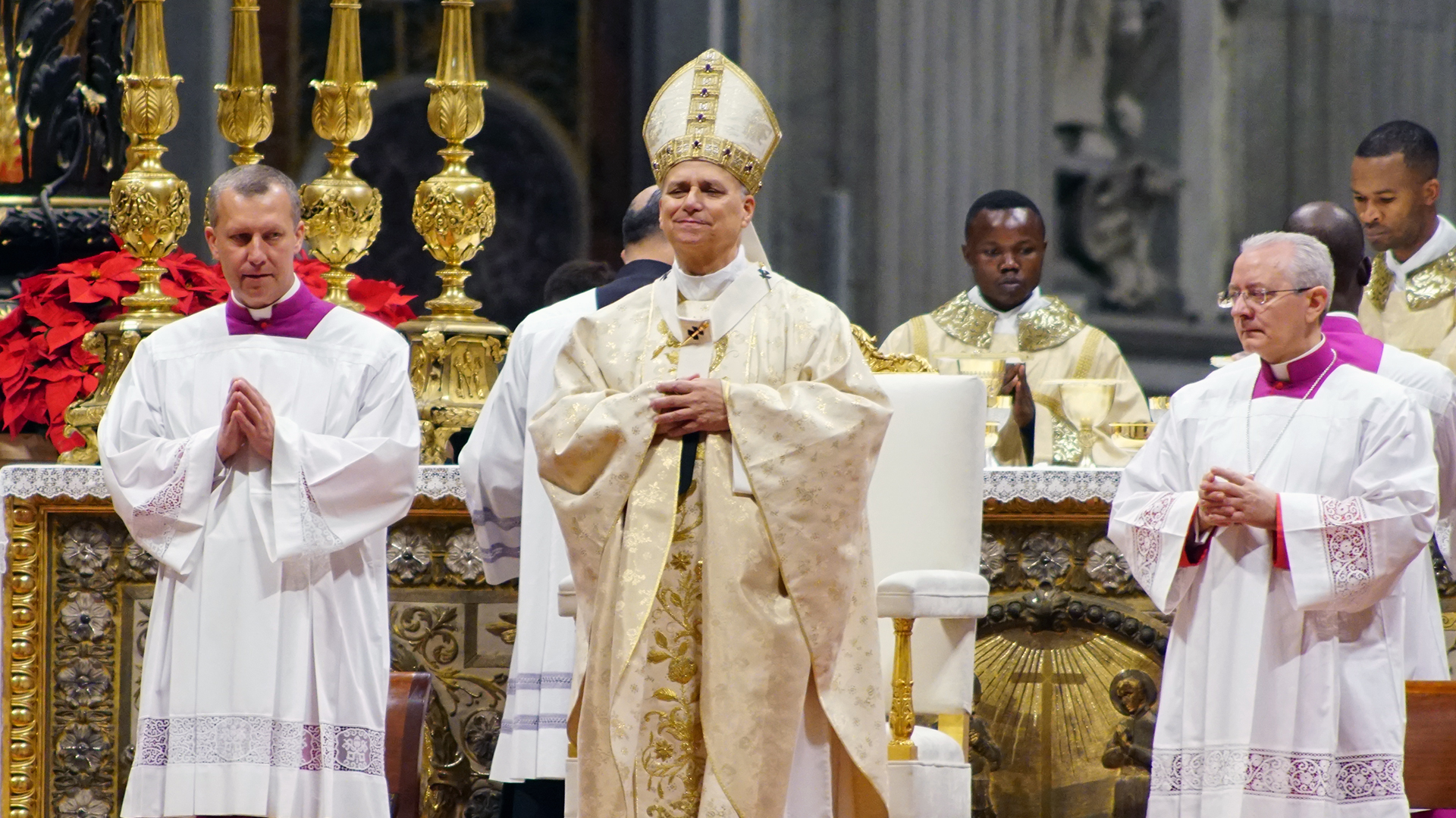Papa Leão XIV com suas tradicionais vestimentas papais, ao centro do altar, durante a celebração da missa de Natal