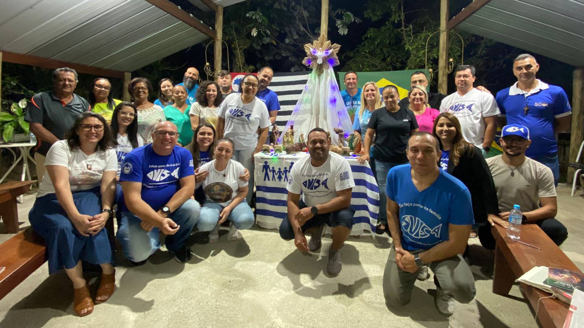 Grupo de casais da OVISA reunidos em Novena de Natal Grupo de casais da OVISA reunidos junto ao presépio ao final do encontro da Novena de Natal