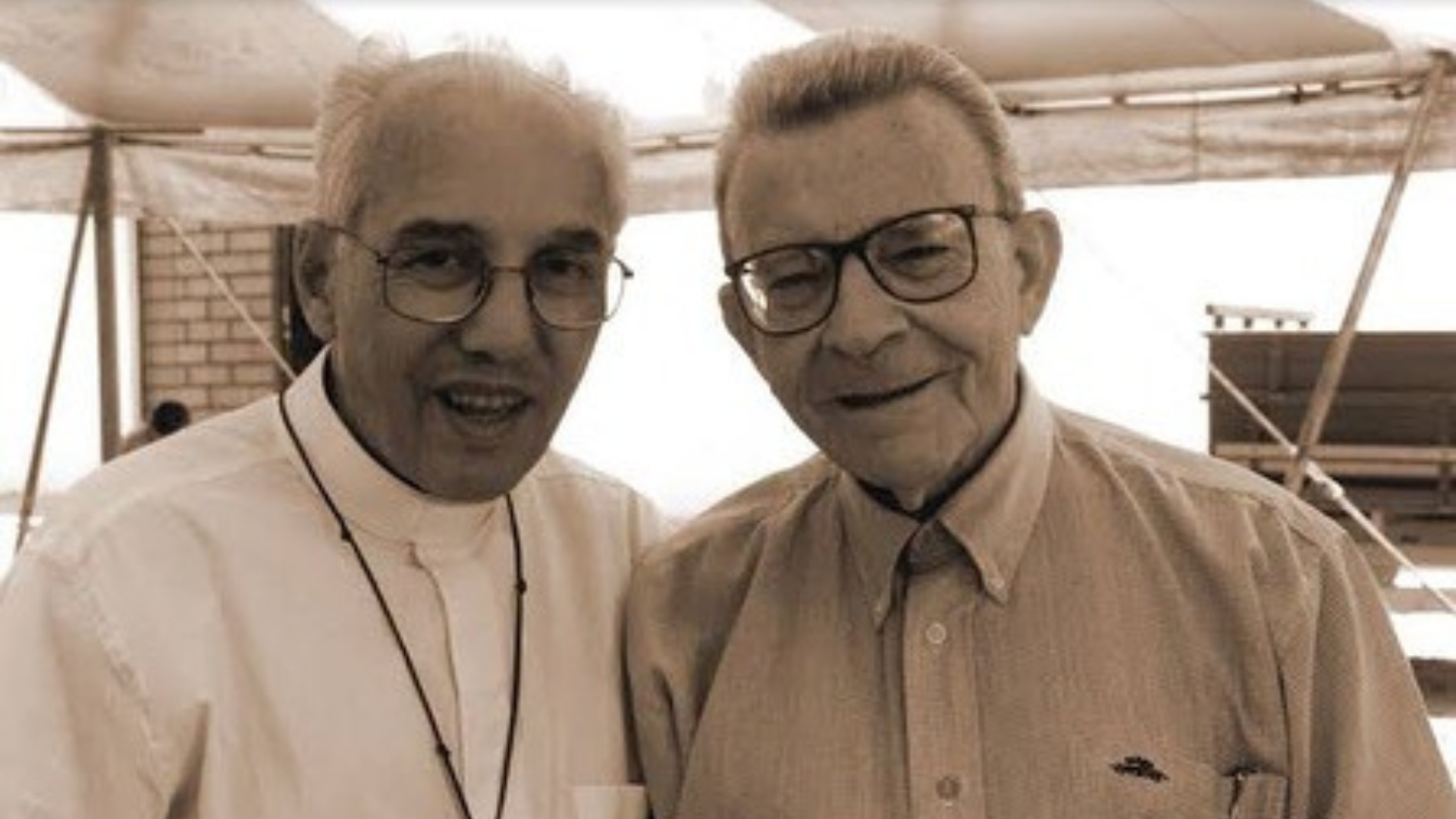 Padre Jonas Abib e Dom Antônio Afonso de Miranda A imagem é uma foto antiga, sépia, do Padre Jonas Abib e de Dom Antônio Afonso de Miranda.