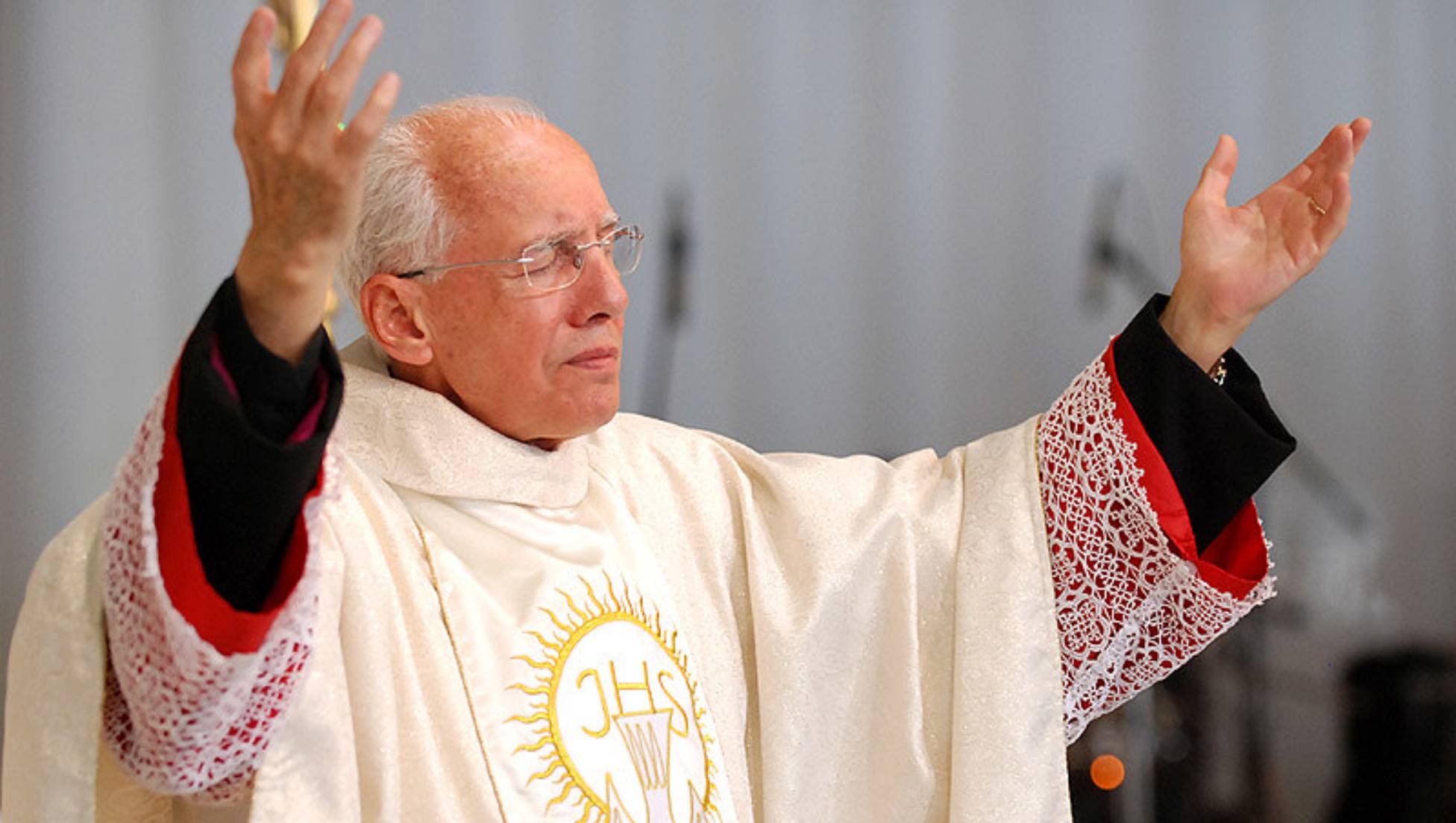 Padre Jonas Abib, fundador da Comunidade Canção Nova, com a mãos erguidas em profunda oração 