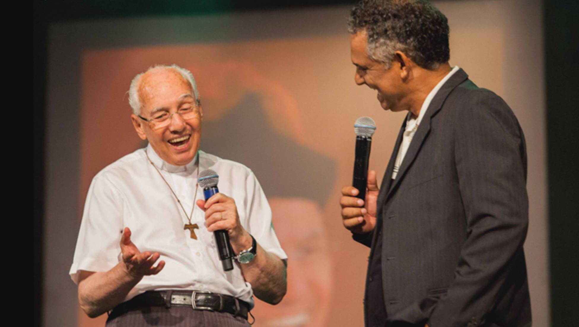 Padre Jonas Abib e o Diácono Nelsinho Corrêa juntos durante uma pregação 