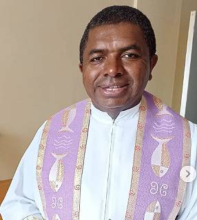 Padre Roger Araújo Imagem de Padre Roger Araújo sorrindo