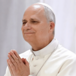 Papa em momento de oração, com as mãos postas, em gesto de recolhimento e fé