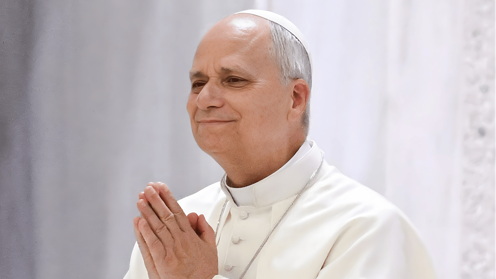 Papa Leão XIV Papa em momento de oração, com as mãos postas, em gesto de recolhimento e fé