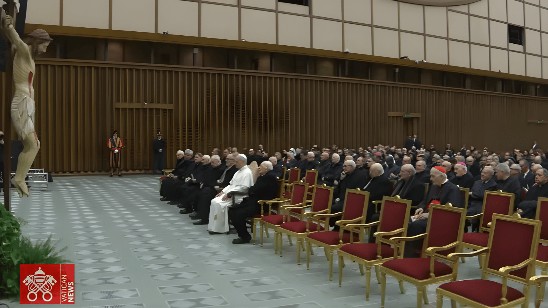 O Papa Leão XIV e membros da Cúria Romana aparecem sentados na sala Paulo VI acompanhando a pregação do Advento