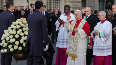 Papa a Virgem Maria: ajuda-nos a ser Igreja com e entre as pessoas