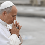 Papa em momento de oração com as mãos entrelaçadas
