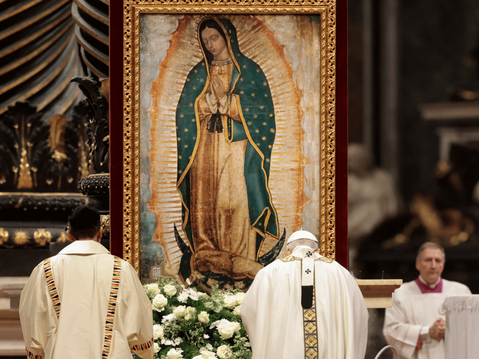 Papa Leão XIV se inclina diante da imagem de Nossa Senhora de Guadalupe A imagem ilustra o Papa Leão XIV, junto a um diácono (à esquerda), inclinando-se, em sinal de reverência, diante de uma imagem de Nossa Senhora de Guadalupe na Basílica de São Pedro.