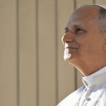 Papa olhando para cima com expressão serena