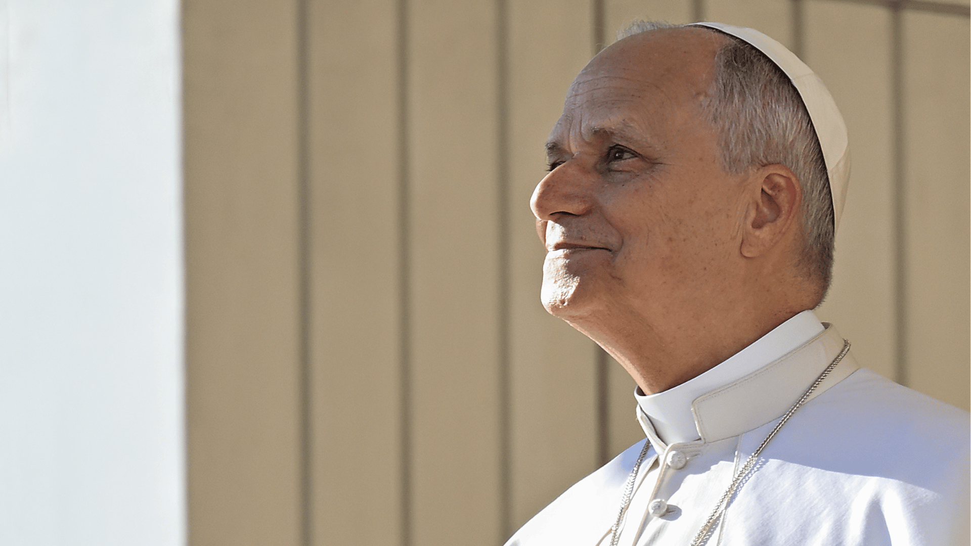 Papa Leão XIV Papa olhando para cima com expressão serena