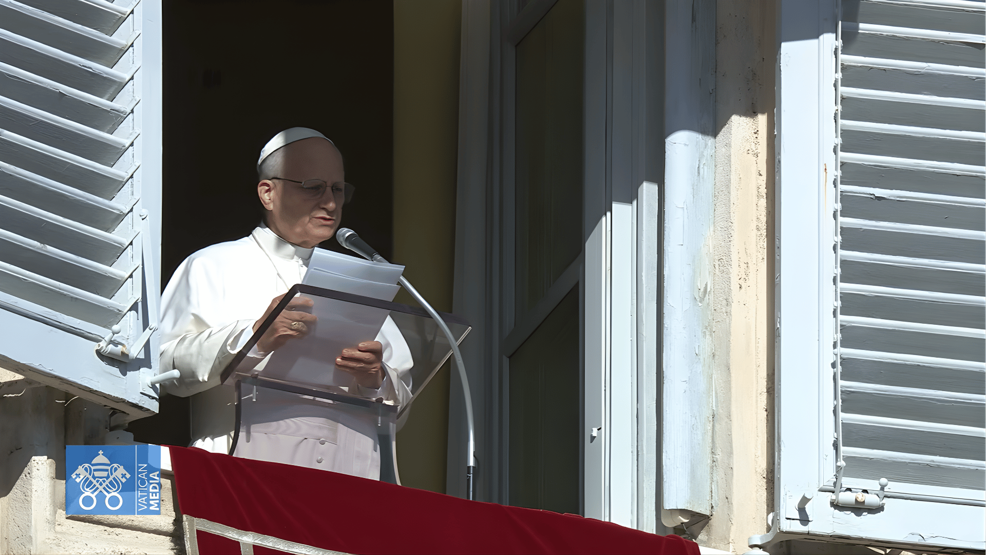 O Papa Leão XIV aparece com um papel em mãos em frente ao microfone na janela do Palácio Apostólico no Vaticano