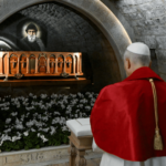 Papa reza no túmulo de São Charbel pelo Líbano e pela paz no mundo